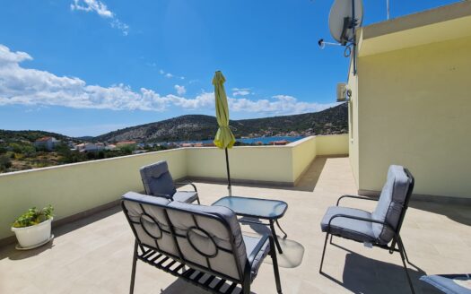 *POSEBNA PONUDA* Prekrasna kuća sa sedam apartmana, Vinišće