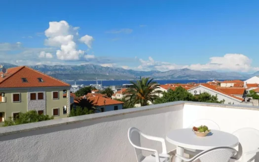 Brač, Supetar – apartmanski kompleks s restoranom, idealno za turizam