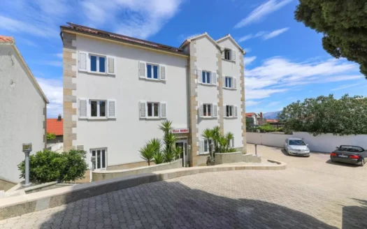 Brač, Supetar – apartmanski kompleks s restoranom, idealno za turizam