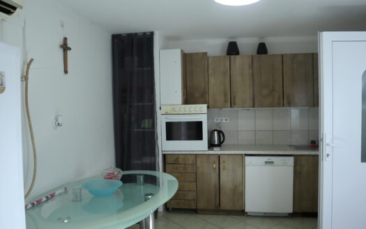 Kuća u srcu Kaštel Lukšića – 90 m² s terasom, 4 sobe i blizina mora