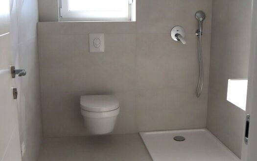 Makarska – Dvosobni apartman u prizemlju s pogledom na vrt i more