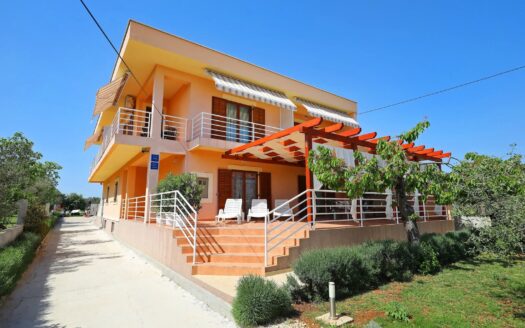 Piękny dom z siedmioma apartamentami, Sukošan