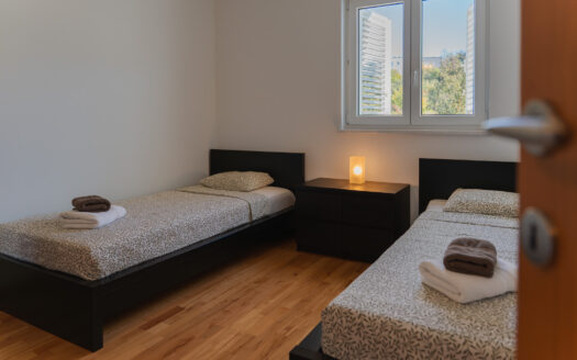 Prostrani stan s pogledom na more u Rogoznici – za najam