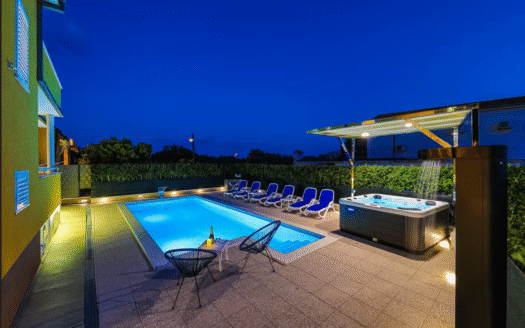 Piękna willa z basenem w Kaštel Lukšić