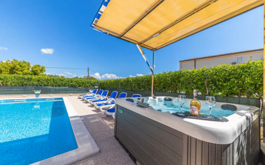 Piękna willa z basenem w Kaštel Lukšić